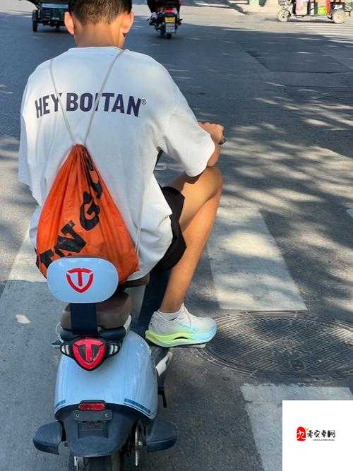 骑上我心爱的小摩托,一首洗脑神曲的自由之旅