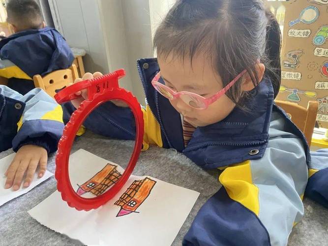 宝宝把脚抬高看镜子为何颠覆我们的认知?探秘背后的惊人现象