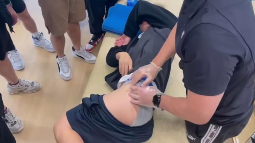 宿舍男生被扒裤子玩j事件引发热议:校园文化与隐私保护如何平衡?